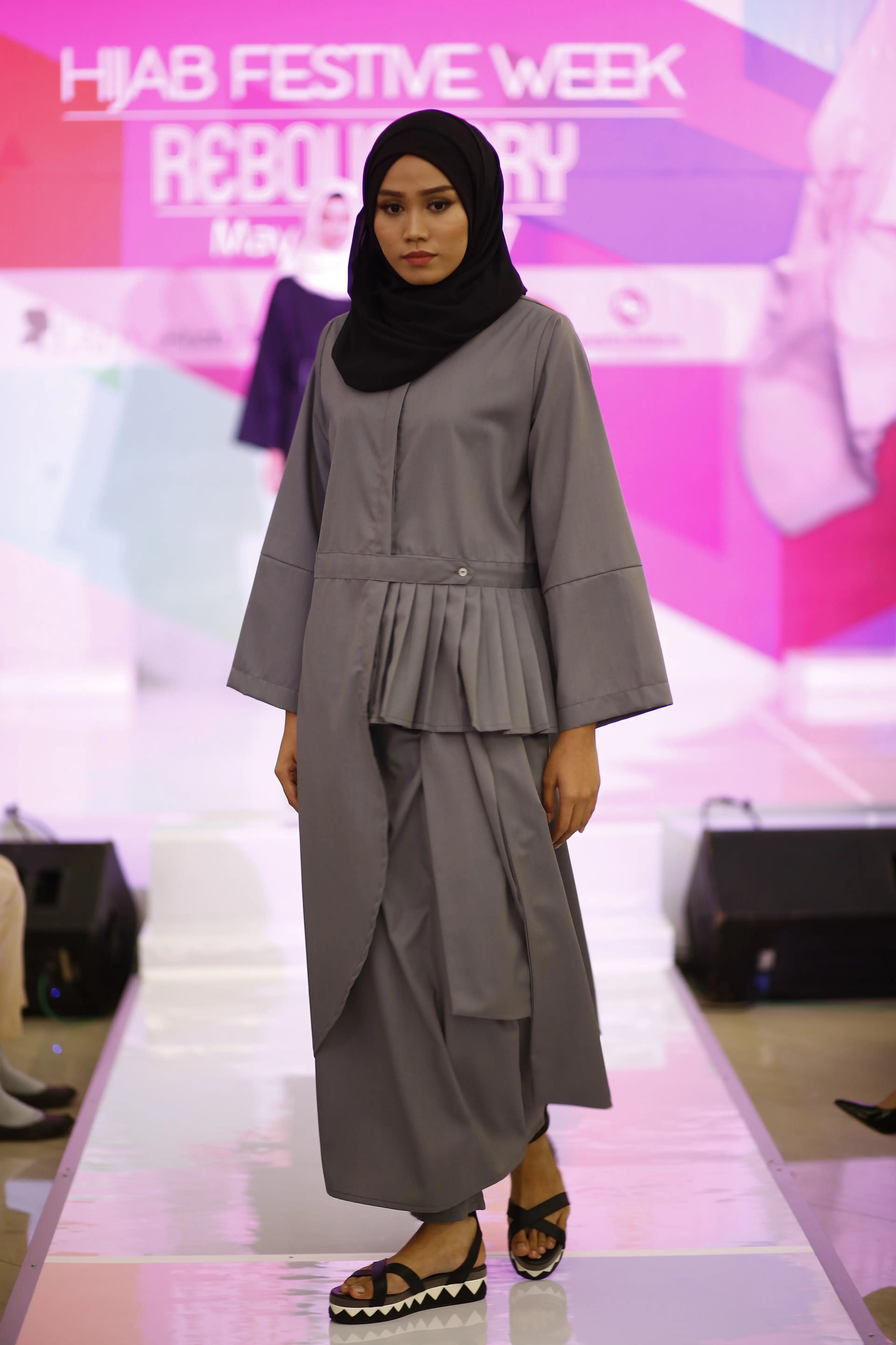 Modest wear yang trendi dan stylish ini pas banget dipakai untuk bulan Ramadan. (sumber foto: hijabdept)