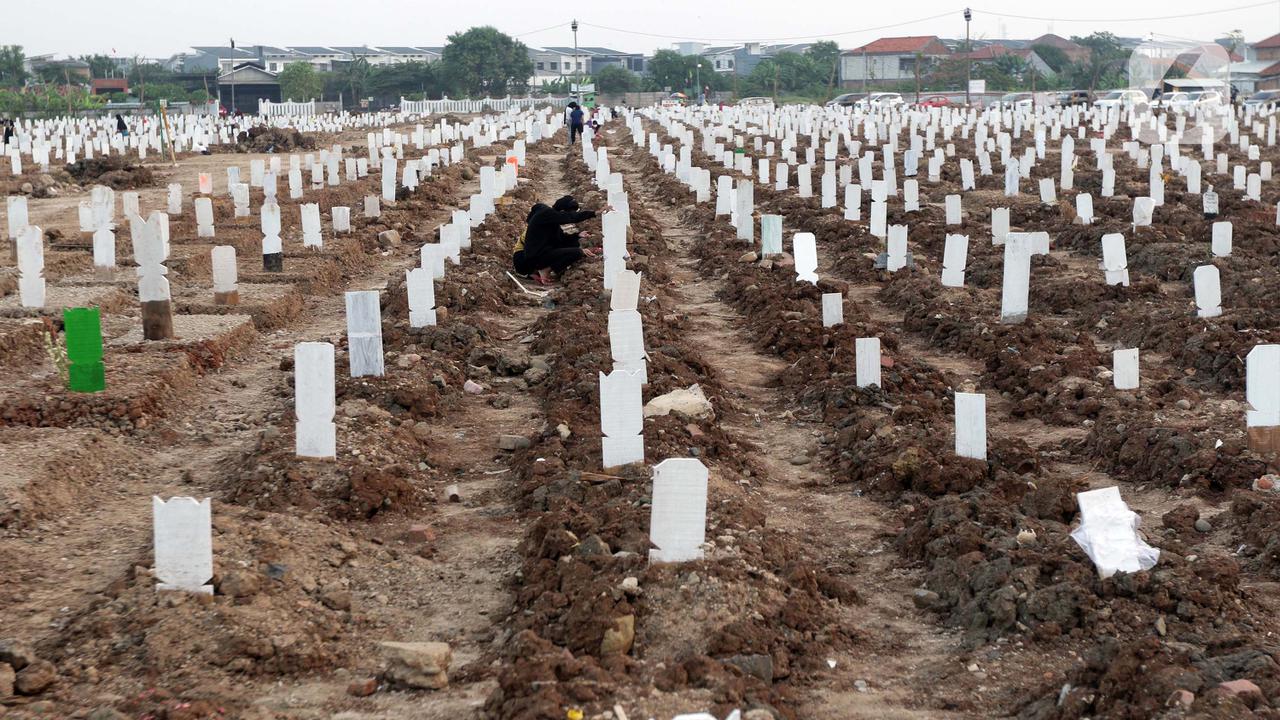 Aktivitas Ziarah di Tempat Pemakaman Umum Khusus COVID-19 Rorotan