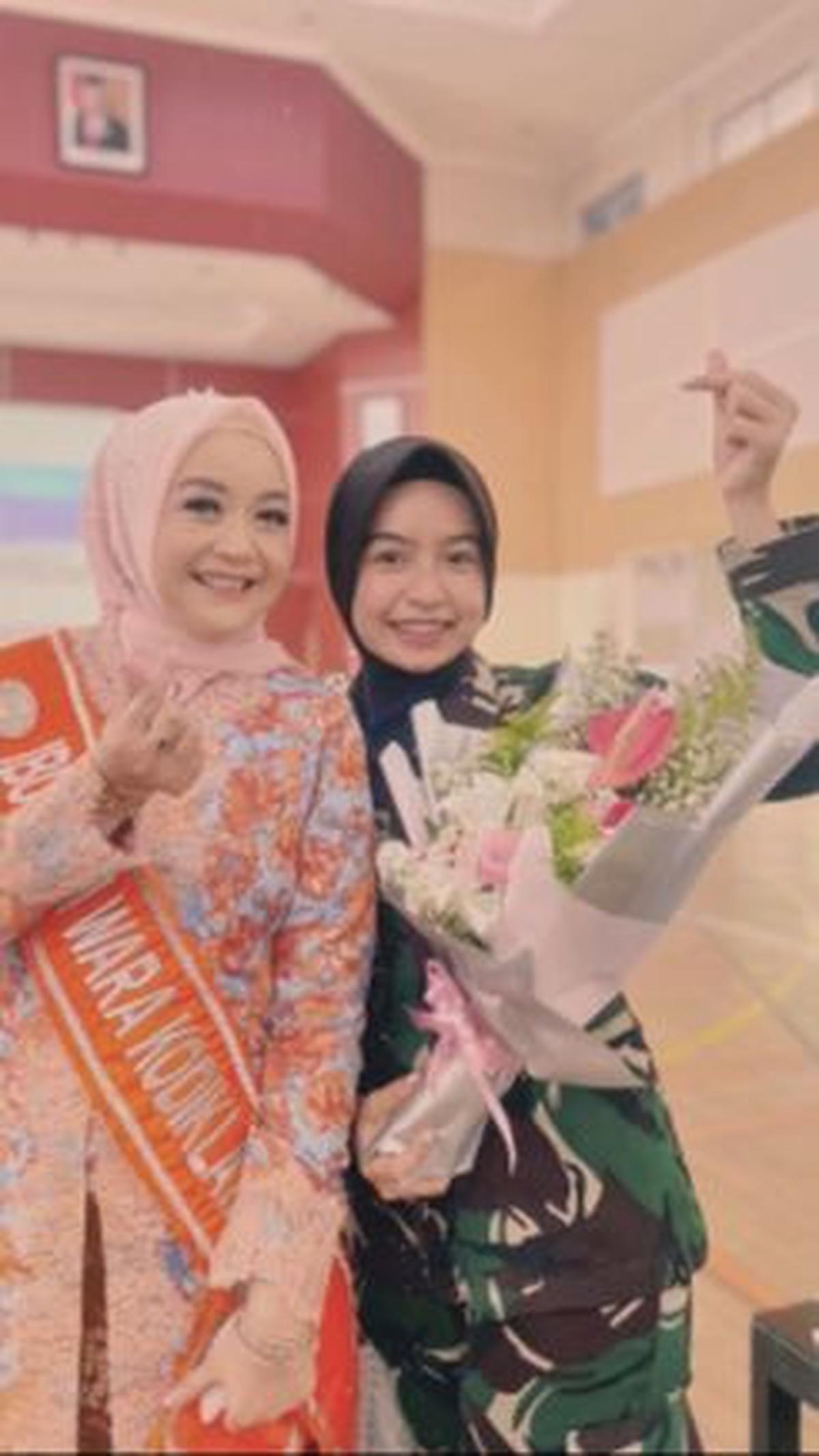 "Dan allahamdulillah saya di percaya untuk menjadi ajudan ibu selama 4 tahun✨," jelasnya. <br>