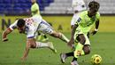 Gelandang Olympique Lyon, Bruno Guimaraes, berebut bola dengan gelandang Dijon, Didier Ndong, pada laga Ligue 1 di Stadion Groupama, Sabtu (29/8/2020) dini hari WIB. Lyon menang 4-1 atas Dijon. (AFP/Philippe Desmazes)