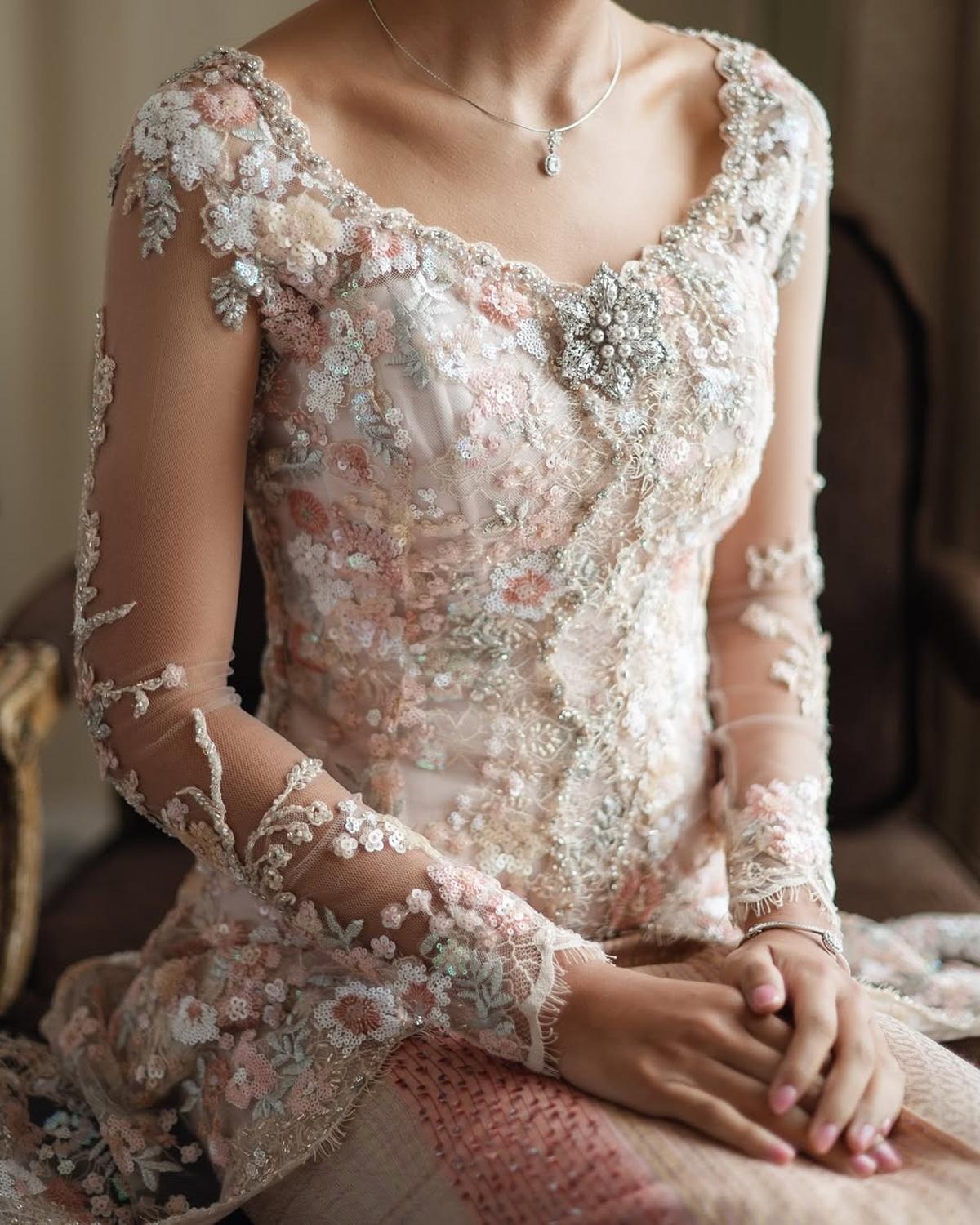 Model Kebaya yang Dipakai Namira Adjani Anak Sulung Alya Rohali saat Lamaran, Cantik dan Kalem