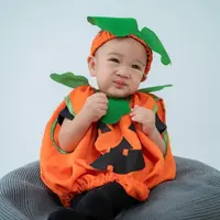 Mengenakan kostum Jack-o'-lantern yang identik dengan momen Halloween, Cipung terlihat begitu ekspresif di depan kamera.  @raffinagita1717.