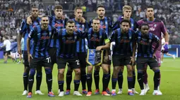 Para pemain starting XI Atalanta berfoto bersama jelang menghadapi Real Madrid pada laga Piala Super Eropa 2024 di Narodowy Stadium, Warsawa, Polandia, Rabu (14/8/2024). (AP Photo/Darko Bandic)