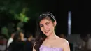 Angel Lee terlihat sangat anggun dengan balutan gaun berwarna ungu muda karya desainer Fetty Rusli.  ( Desmond Manullang/Bintang.com)