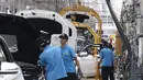 Pekerja menyelesaikan perakitan mobil Mercedes Benz di Pabrik Mercedes Benz, Wanaherang, Bogor (11/12). Mercededes-Benz C-Class generasi terbaru kini resmi masuk jalur produksi pabrik Mercedes-Benz di Wanaherang, Bogor. (Liputan6.com/Herman Zakharia)