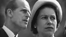 Dalam file foto 20 Juni 1959, Ratu Elizabeth Inggris dan Pangeran Philip digambarkan di Schefferville, saat mereka mendengarkan penjelasan tentang cara kerja tambang bijih besi di perhentian lain dalam tur kerajaan di Kanada. Pangeran Philip meninggal di usia ke-99 pada 9 April 2021. (AP Photo/File)