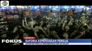 Rayakan kemenangan Persija Jakarta, ratusan Jakmania konvoi dan cebur diri di kolam Bundaran Hotel Indonesia.