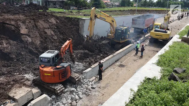 Proses Evakuasi Mobil Tertimbun Longsor di Underpass Bandara Soetta