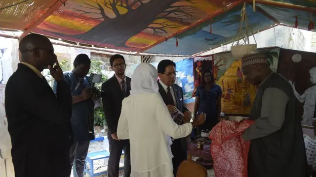 Dubes Mansyur menyaksikan proses membatik di Senegal. (Dokumentasi KBRI Dakar)