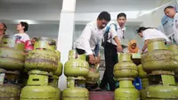 Petugas mengambil tabung gas melon milik rumah makan untuk diganti dengan tabung gas ukuran 5,5 kilogram, Kamis (27/9).(Liputan6.com/Fajar Abrori)