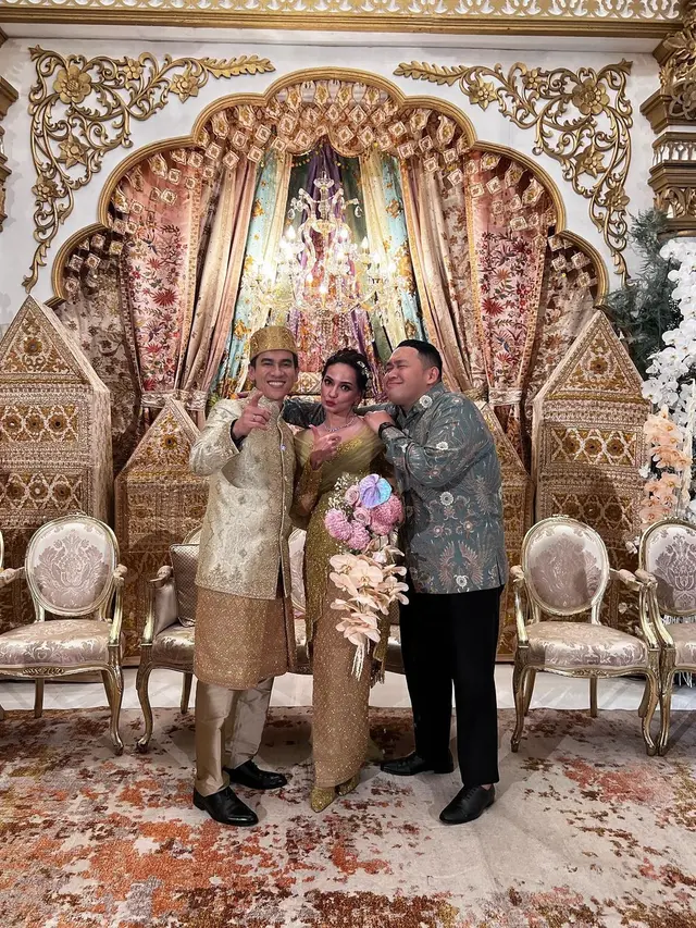 Nuansa Mewah di Busana Pengantin Kedua Enzy Storia dan Maulana Kasetra