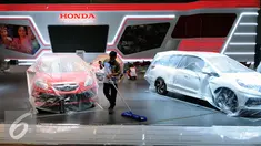 Pekerja membersihkan salah satu booth produsen mobil peserta pameran Indonesia Internasional Motor Show 2015 di JIExpo Kemayoran, Jakarta, Selasa (18/8/2015). Sekitar 50-an brand mobil ternama akan ramaikan IIMS 2015. (Liputan6.com/Helmi Fithriansyah)