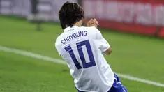 Ucap syukur striker Korea Selatan Park Chu-Young seusai mencetak gol ke gawang Nigeria di laga penyisihan Grup B PD 2010 di Moses Mabhida Stadium, Durban, 22 Juni 2010. Skor 2-2. AFP PHOTO / LIU JIN 
