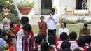 Presiden Joko Widodo berbincang dengan seorang anak pada acara bermain, berdendang dan berimajinasi bersama anak-anak dari beberapa sekolah di halaman belakang Istana Merdeka, Jakarta, Jumat (20/7). (Liputan6.com/Angga Yuniar)