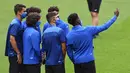 Para pemain Atalanta melakukan selfie di lapangan saat tim berjalan-jalan di stadion Da Luz di Lisbon, Selasa (11/8/2020). Atalanta akan bertanding melawan PSG pada perempat final Liga Champions di stadion Da Luz, Lisbon, Portugal. (Rafael Marchante/Pool via AP)