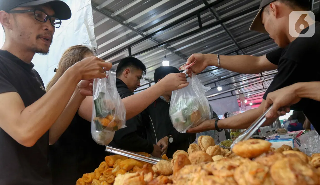 <p>Sekitar pukul 16.00 WIB, warga mulai memadati 'pasar' yang hanya tersedia selama bulan Ramadan. (Liputan6.com/Herman Zakharia)</p>