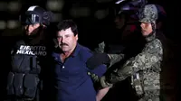 Ekspresi bos narkoba Joaquin "El Chapo" Guzman saat dikawal ketat oleh tentara di kantor Kejaksaan Agung, Meksiko (8/1/2016). Joaquin "El Chapo" Guzman melarikan diri dari penjara melalui terowongan yang ia buat pada 11 Juli 2015. (REUTERS/Henry Romero)