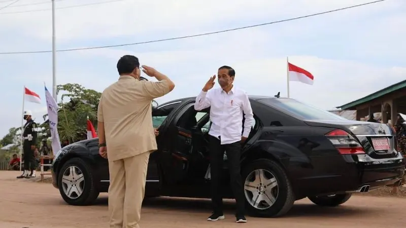 Sambut Jokowi di Merauke, Menhan Prabowo Berikan Pose Hormat Sempurna