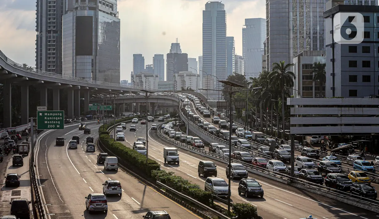 Sejumlah pengendara kendaraan bermotor mengalami kemacetan lalu lintas di Tol Dalam Kota dan Jalan Gatot Subroto Jakarta, Selasa (19/5/2020). Meski masa pembatasan sosial berskala besar (PSBB) masih berlangsung, kemacetan lalu lintas masih terjadi di Ibu Kota. (Liputan6.com/Faizal Fanani)