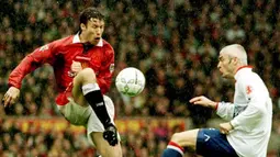 1. Ronny Johnsen. Memperkuat Manchester United dalam rentang 1996-2002 dengan mencatat 150 kali penampilan di semua kompetisi dan mencetak 9 gol. Menjadi bagian tim saat mraih treble pada musim 1998/1999. Ia pensiun pada 3 November 2008 saat memperkuat Valerenga. (AFP/Peter Wilcock/PA)