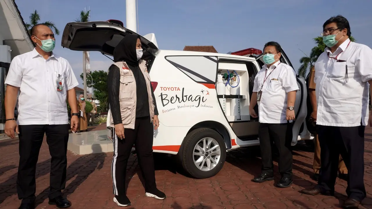 Sebagai bentuk kepedulian menghadapi pandemi Corona Covid-19, Toyota Indonesia mendonasikan Kijang Innova ambulance dan ribuan Alat Pelindung Diri (APD) kepada Pemerintah Daerah (Pemda) Karawang.