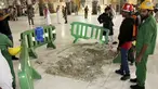 Petugas berdiri di dekat kerusakan yang disebabkan jatuhnya alat berat proyek (crane) di Masjidil Haram, Mekkah, Jumat (11/9/2015). Sebanyak 107 orang dilaporkan tewas, termasuk warga negara Indonesia. (REUTERS/Stringer)