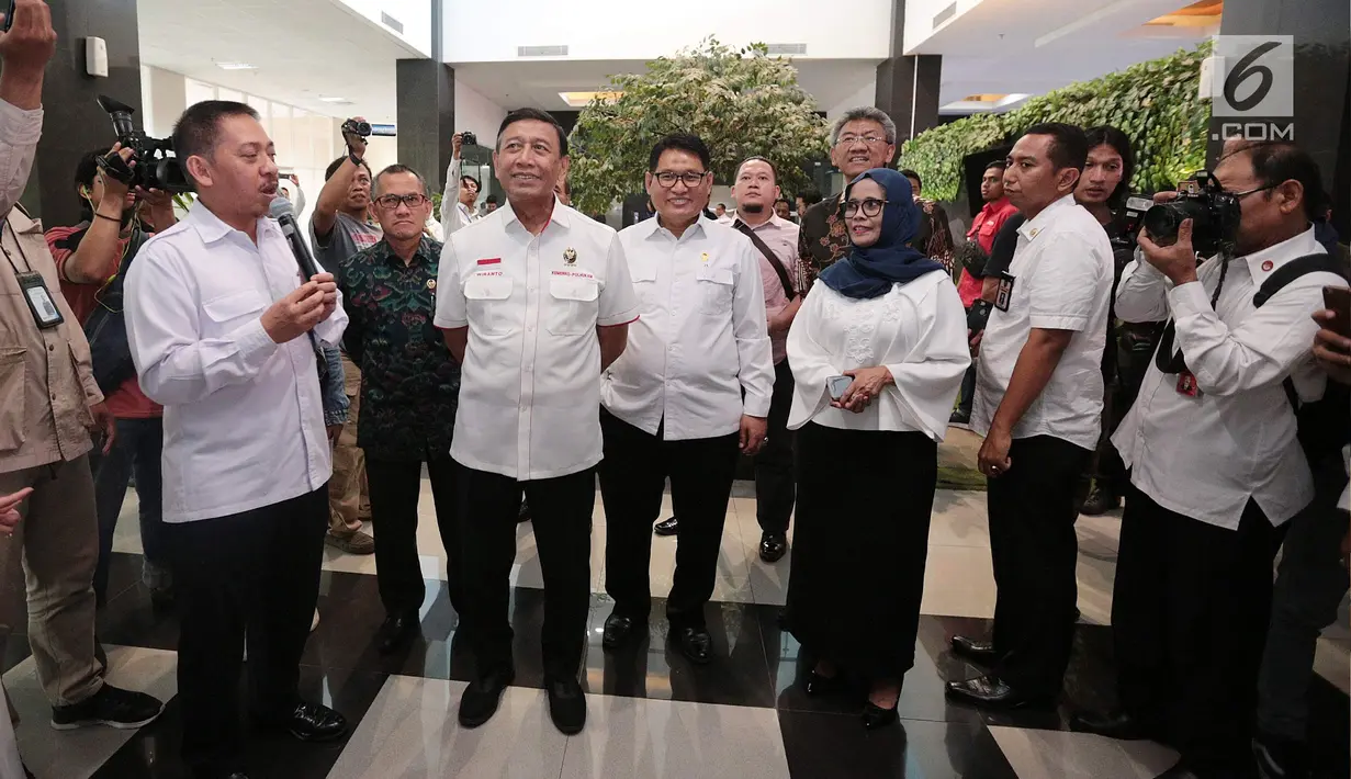 Menko Polhukam Wiranto mendengarkan penjelasan fasilitas gedung baru Lembaga Perlindungan Saksi dan Korban (LPSK) di Jakarta, Kamis (6/9). Dalam acara itu, Wiranto juga memberikan kompensasi ke korban tindak pidana terorisme. (Liputan6.com/Faizal Fanani)