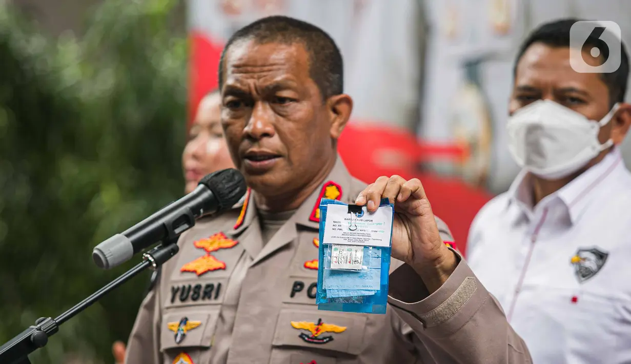 Kabid Humas Polda Metro Jaya, Kombes Pol Yusri Yunus menunjukkan barang bukti psikotropika benzodiazepine milik Millen Cyrus di Direktorat Narkoba Polda Metro Jaya, Jakarta, Senin (1/3/2021). (Liputan6.com/Faizal Fanani)