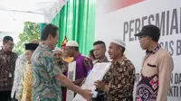 Menteri Kelautan dan Perikanan Sakti Wahyu Trenggono meresmikan SPBU khusus nelayan di Kabupaten Banjar, Kalimantan Selatan. (Dok KKP)