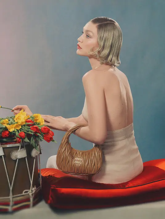 Gigi Hadid sukses menampilkan warna baru dari tas ikonik Miu Miu dengan halus [Miu Miu]
