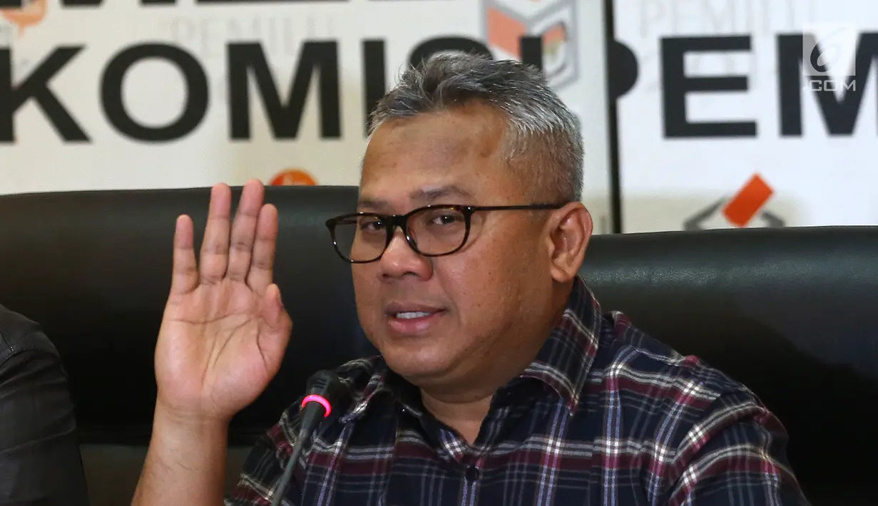 Ketua KPU Arief Budiman saat jumpa pers di kantor KPU, Jakarta, Minggu (8/7). KPU RI menerima hasil rekapitulasi perolehan suara dari 111 daerah yang menyelenggarakan pilkada 27 Juni. (Liputan6.com/Herman Zakharia)