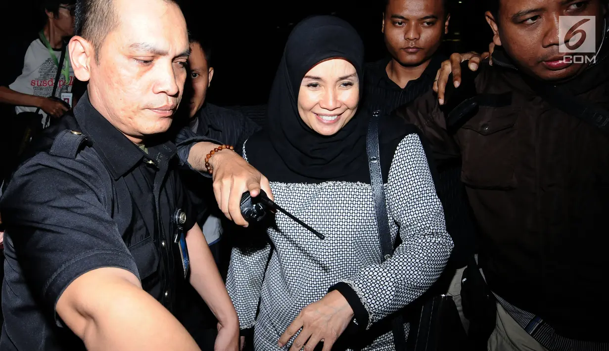 Istri Bupati Nganjuk, Ita Triwibawati saat meninggalkan gedung KPK Jakarta, Kamis (26/10). KPK menyatakan untuk sementara Ita Triwibawati tidak terlibat dalam kasus dugaan suap yang melibatkan suaminya, Taufiqurrahman. (Liputan6.com/Helmi Fithriansyah)