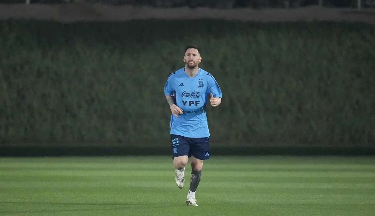 Lionel Messi berlari kecil saat  sesi latihan timnas Argentina di Doha, Qatar, Sabtu (19/11/2022). Gelar juara Piala Dunia tentu akan melengkapi karier cemerlang pemain berusia 35 tahun tersebut. (AP Photo/Jorge Saenz)