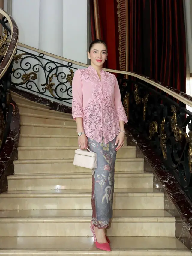 Angel Karamoy saat hadir wisuda Putri Sulung Lovely Rumangkang. [@realangelkaramoy]