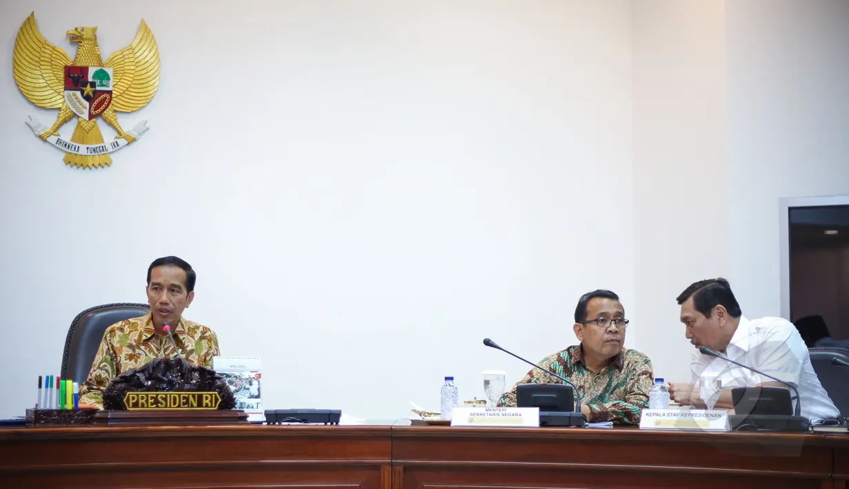 Presiden Joko Widodo (kiri) saat memimpin rapat terbatas di Kantor Istana Kepresidenan, Jakarta, Senin (13/4/2015). Rapat membahas sektor kelautan dan perikanan. (Liputan6.com/Faizal Fanani)