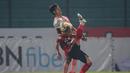Pemain Bali United, Moch Fahmi Al Ayyubi (depan) berebut bola dengan pemain Madura United, Bayu Gatra dalam laga pekan ke-16 BRI Liga 1 2021/2022 di Stadion Sultan Agung, Bantul, Kamis (09/12/2021). (Bola.com/Bagaskara Lazuardi)