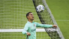 Pemain Portugal, Cristiano Ronaldo, saat menjalani sesi latihan jelang berlaga di UEFA Nations League 2020 di Friends Arena, Swedia, Selasa (8/9/2020). Portugal akan berhadapan dengan Swedia. (AFP/Jonathan Nackstrand)
