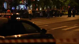 Petugas kepolisian mensterilkan lokasi penyanderaan di sebuah bank di timur Moskva, Rusia, Rabu (18/5) malam. Pelaku sempat menyandera enam orang yang terdiri dari empat nasabah dan dua karyawan, sebelum akhirnya ditembak mati. (Vasily Maximov/AFP)