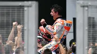 Pembalap Repsol Honda, Marc Marquez saat merayakan kemenangan pada MotoGP Malaysia 2018 di Sirkuit Sepang, Minggu (4/11/2018). (Mohd RASFAN / AFP)