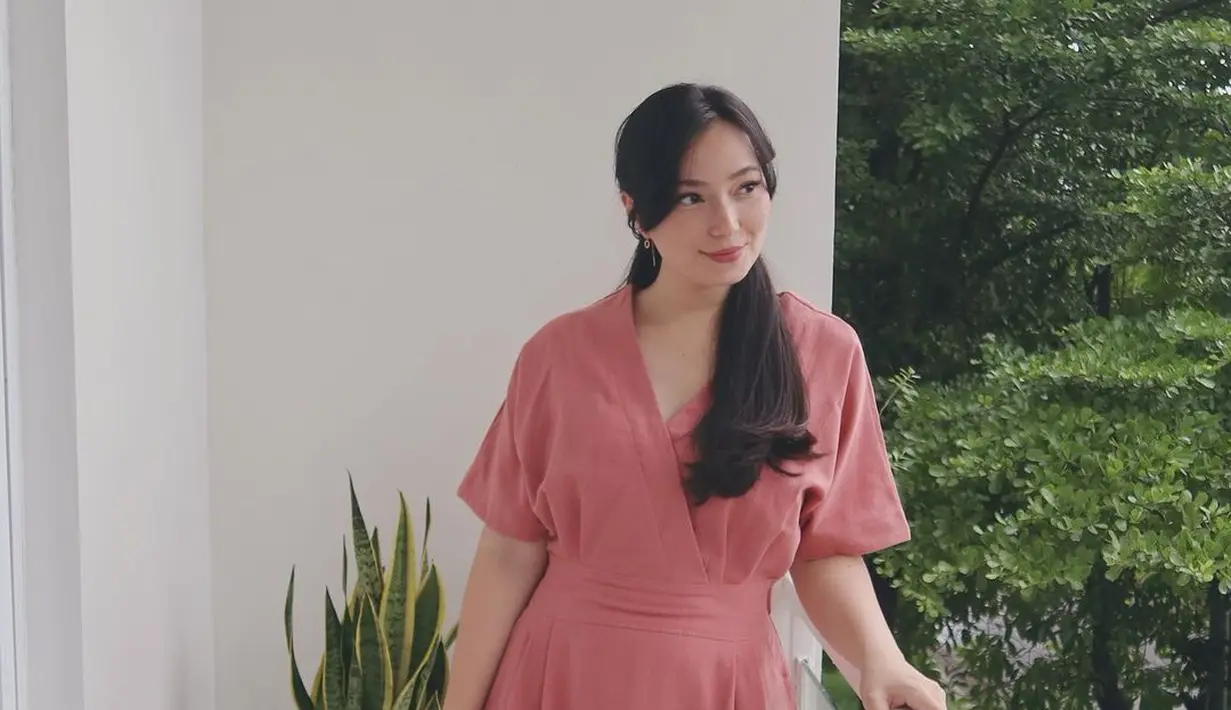 Tampilan simpel elegan dari Asmirandah. Dressnya kali ini sederhana dengan siluet kimono bernuansa merah muda, Asmirandah tetap terlihat manis dan menawan. Foto: Instagram.