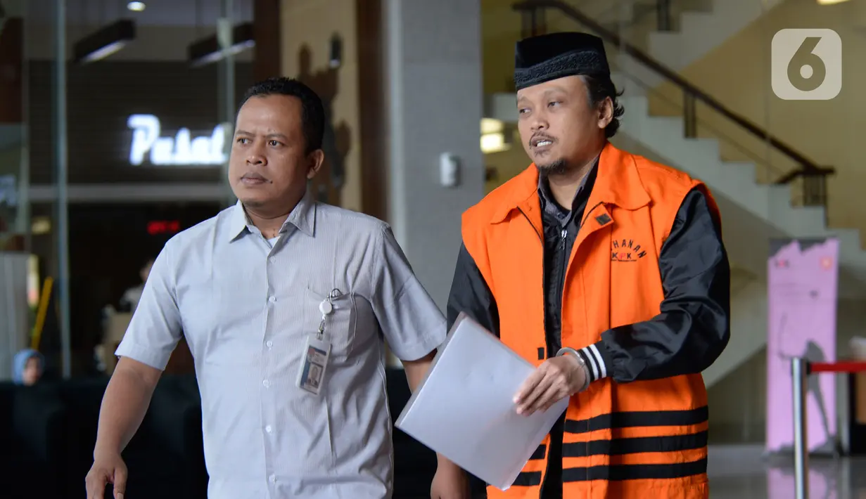 PPK di Satuan Kerja PJN XII Balikpapan Andi Tejo Sukmono (kanan) usai menjalani pemeriksaan di Gedung KPK, Jakarta, Rabu (22/1/2020). Andi diperiksa sebagai tersangka untuk melengkapi berkas dugaan suap pengadaan proyek jalan di Provinsi Kalimantan Timur tahun 2018-2019. (merdeka.com/Dwi Narwoko)