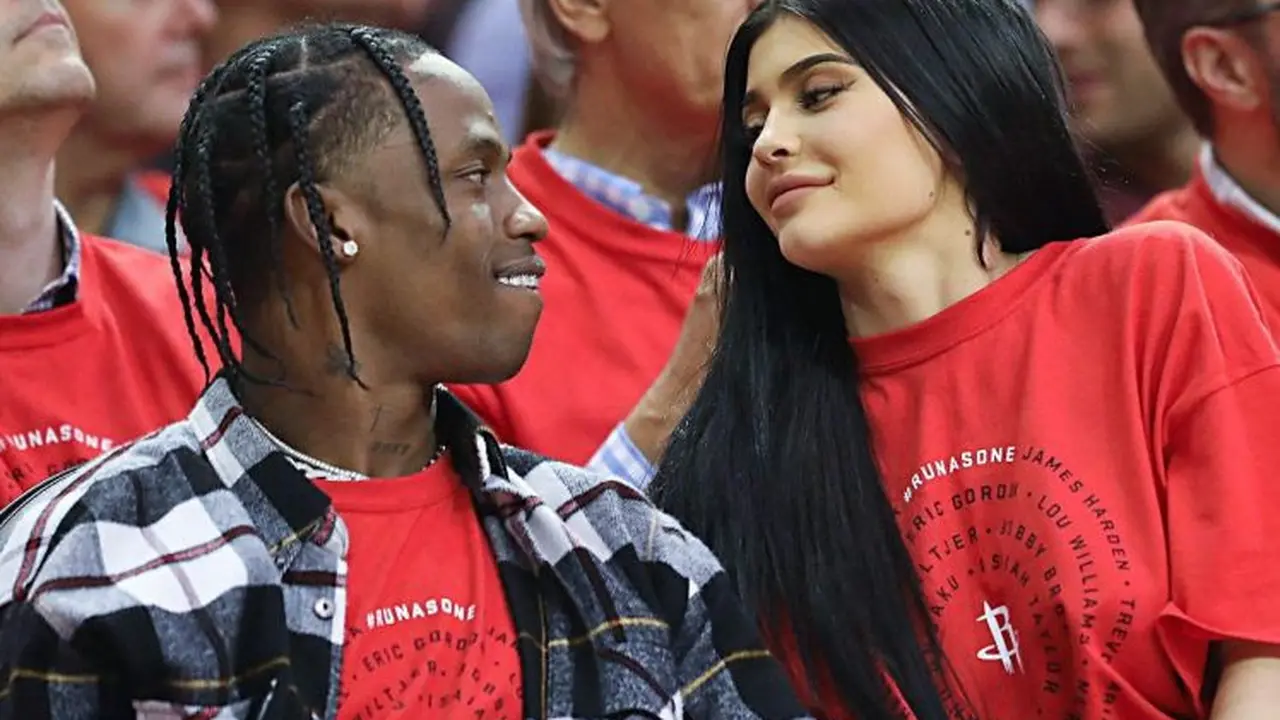 [Bintang] Kylie Jenner - Travis Scott