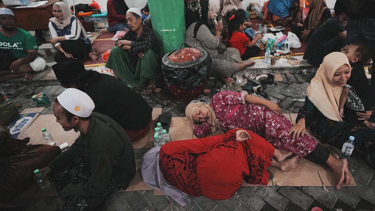 FOTO: Harap dan Cemas, Keluarga Santri Setia Menunggu di Lokasi Musala Ambruk
