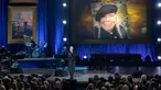 Annie Lennox tampil dalam acara penyerahan Gershwin Prize di DAR Constitution Hall Washington pada hari Rabu, 1 Maret 2023. Gershwin Prize merupakan penghargaan atas kontribusi seumur hidup seorang musisi pada musik popular. Pemenang tahun ini adalah Joni Mitchell. (AP Photo/Amanda Andrade-Rhoades)