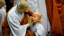 Seorang biksu Budha tampak menghibur seorang biksu pemula saat upacara pemberkatan Biksu di kuil Jogye, Seoul, Senin (11/5/2015). Sepuluh orang anak diberikan kesempatan untuk mengalami kehidupan sebagai biksu selama dua minggu. (REUTERS/Thomas Peter)