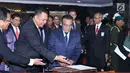 Presiden Timor Leste Francisco Guterres Lu Olo (tengah) bersiap menandatangani buku tamu jelang melakukan pertemuan bersama Ketua DPR RI, Bambang Soesatyo di Gedung MPR/DPR, Jakarta, Jumat (29/6). (Liputan6.com/Helmi Fithriansyah)