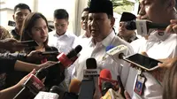 Menteri Pertahanan Prabowo Subianto melayat ke rumah duka Gus Sholah. (Liputan6/Putu Merta)
