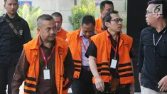 Sejumlah tersangka dari berbagai kasus berjalan saat tiba untuk menjalani pemeriksaan lanjutan oleh penyidik di gedung KPK, Jakarta, Rabu (17/7). Mereka terjerat kasus korupsi. (Merdeka.com/Dwi Narwoko)