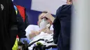 Kabar baik datang dari kondisi Christian Eriksen. Dokter yang menangani Eriksen mengindikasikan kondisi sang playmaker sudah membaik bahkan saat Eriksen dibawa keluar lapangan. (Foto: AP/Pool/Friedemann Vogel)