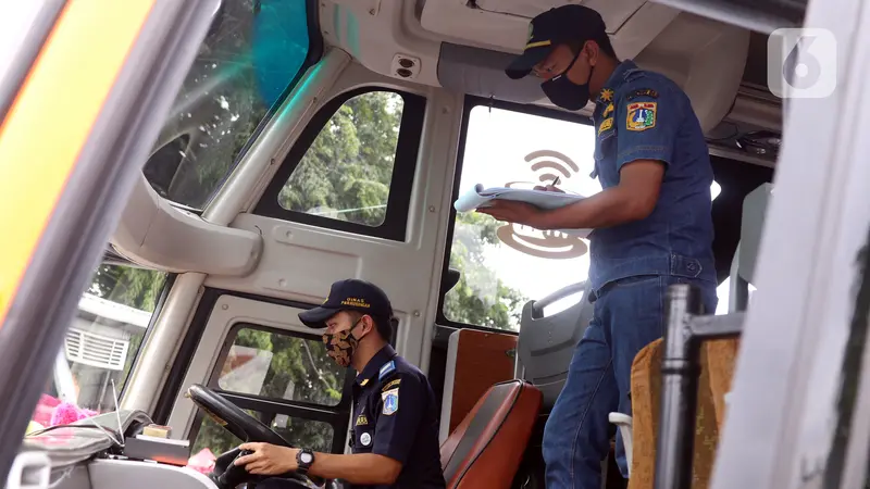 FOTO: Jelang Natal dan Tahun Baru, Petugas Dishub Inspeksi Keselamatan bus di Terminal Kalideres